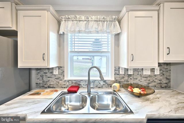 723 LAKE DR, Mount Wolf, PA 17347