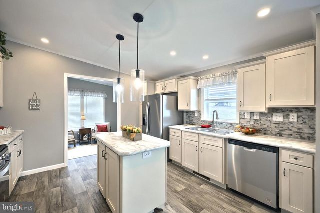 723 LAKE DR, Mount Wolf, PA 17347