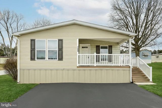 723 LAKE DR, Mount Wolf, PA 17347