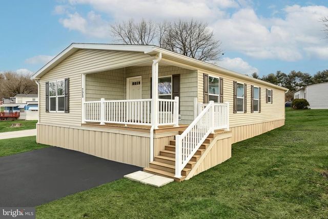 723 LAKE DR, Mount Wolf, PA 17347