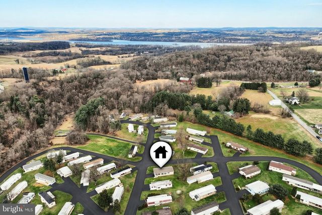 723 LAKE DR, Mount Wolf, PA 17347