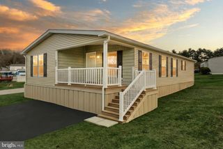 723 LAKE DR, Mount Wolf, PA 17347