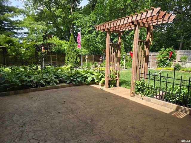 4 CRIMSON Court, Pekin, IL 61554