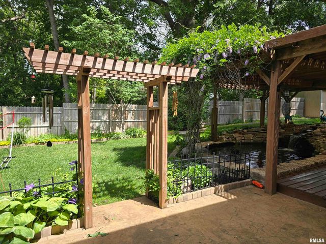 4 CRIMSON Court, Pekin, IL 61554