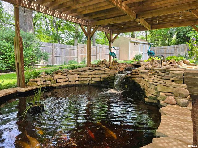 4 CRIMSON Court, Pekin, IL 61554