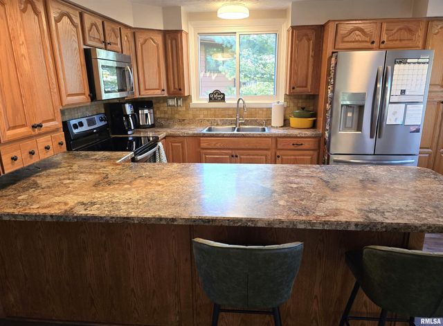 4 CRIMSON Court, Pekin, IL 61554