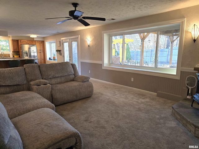 4 CRIMSON Court, Pekin, IL 61554