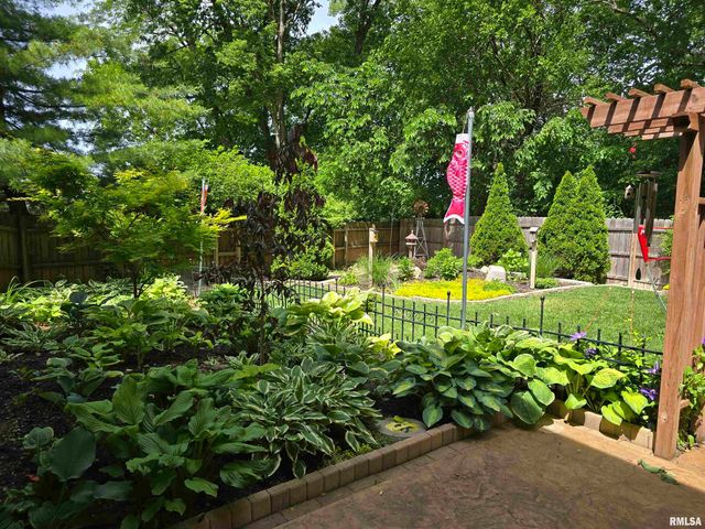 4 CRIMSON Court, Pekin, IL 61554