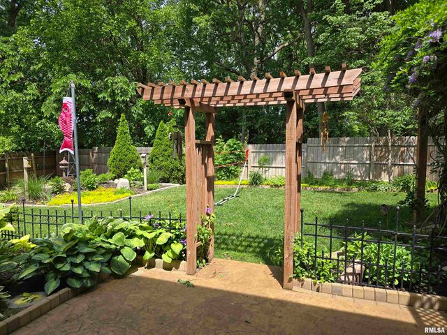 4 CRIMSON Court, Pekin, IL 61554