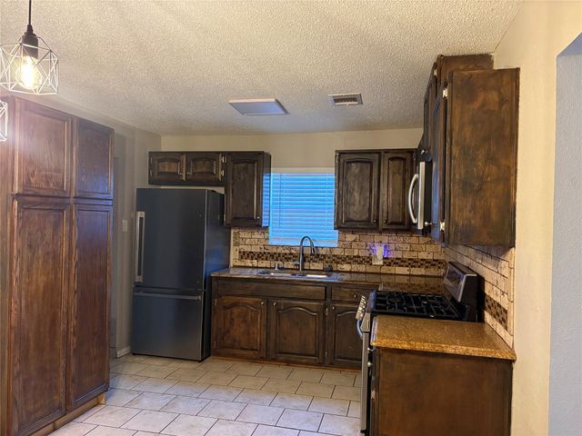 5704 Hiett Court, Fort Worth, TX 76112