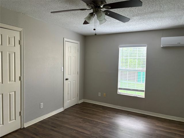 5704 Hiett Court, Fort Worth, TX 76112