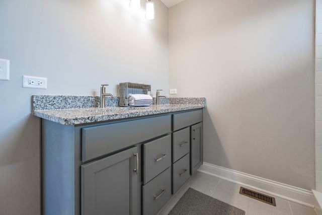 5916 Woody Creek Lane, Bettendorf, IA 52722