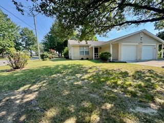 1300 W Rolling Oaks Drive A, Rogers, AR 72756