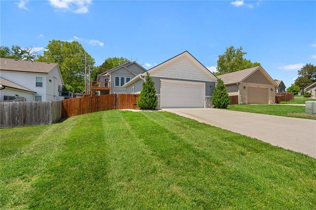 8435 Ottawa Street, De Soto, KS 66018