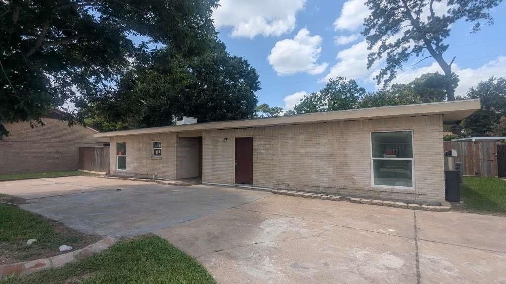 6815 Moss Oaks Drive, Houston, TX 77050