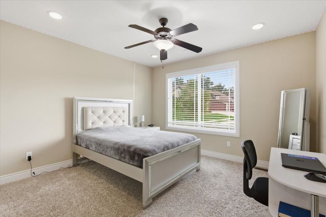 4801 BREAKERS CT, Columbia, MO 65203