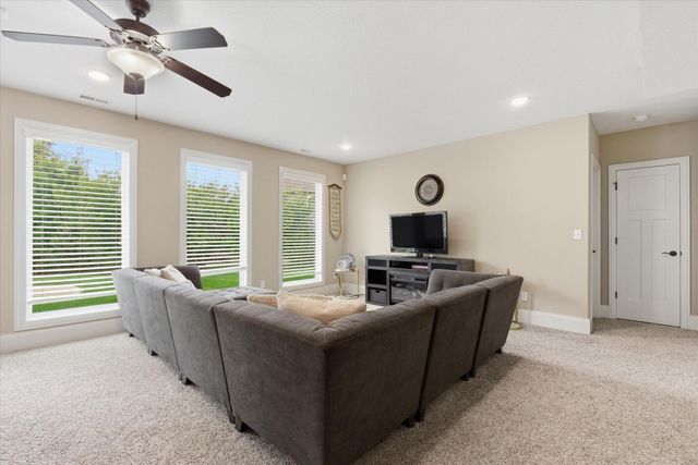 4801 BREAKERS CT, Columbia, MO 65203