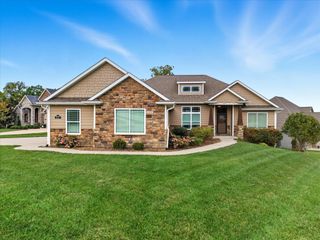 4801 BREAKERS CT, Columbia, MO 65203