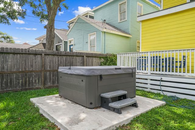 3124 Bernardo De Galvez Avenue, Galveston, TX 77550
