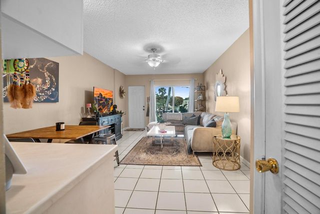 2748 NE 28th Avenue 13, Lighthouse Point, FL 33064