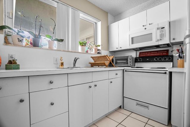 2748 NE 28th Avenue 13, Lighthouse Point, FL 33064