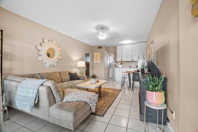 2748 NE 28th Avenue 13, Lighthouse Point, FL 33064