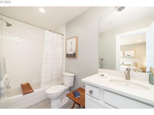 627 Ne RANDALL Ave, Portland, OR 97232