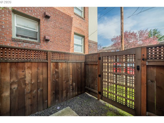 627 Ne RANDALL Ave, Portland, OR 97232