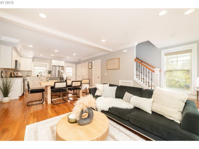 627 Ne RANDALL Ave, Portland, OR 97232