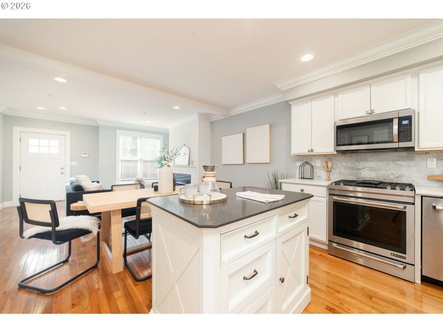 627 Ne RANDALL Ave, Portland, OR 97232