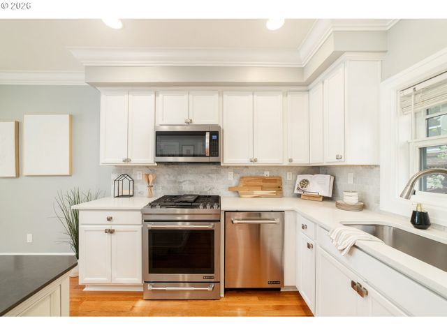 627 Ne RANDALL Ave, Portland, OR 97232