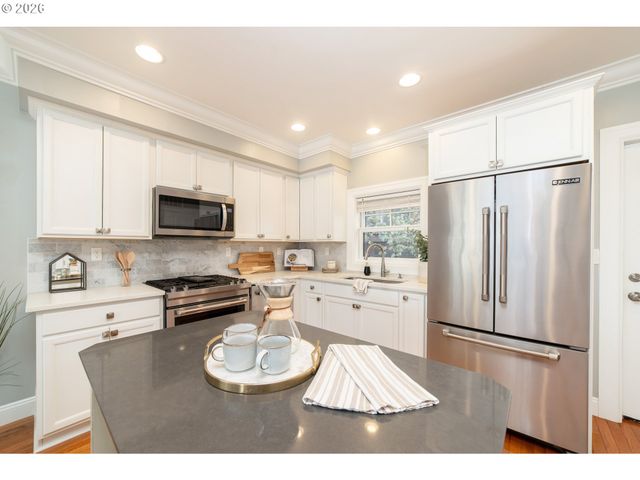 627 Ne RANDALL Ave, Portland, OR 97232