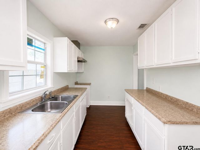 618 N Moore, Tyler, TX 75702