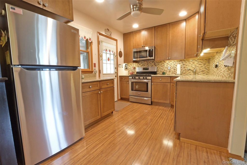 24 Island Boulevard, Bohemia, NY 11716 — photo 5