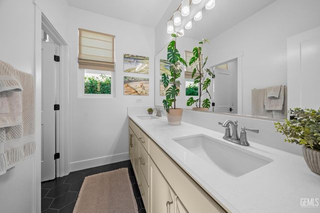14806 Pemberley Passage Avenue, Bakersfield, CA 93311