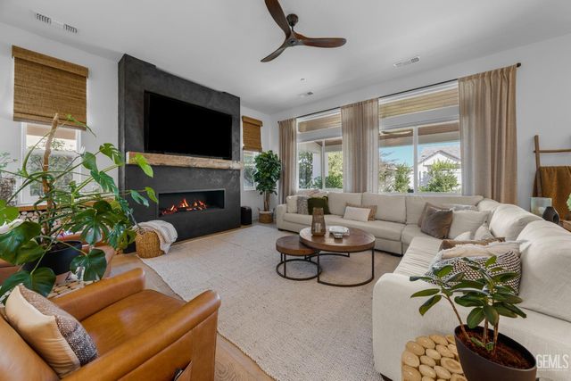 14806 Pemberley Passage Avenue, Bakersfield, CA 93311