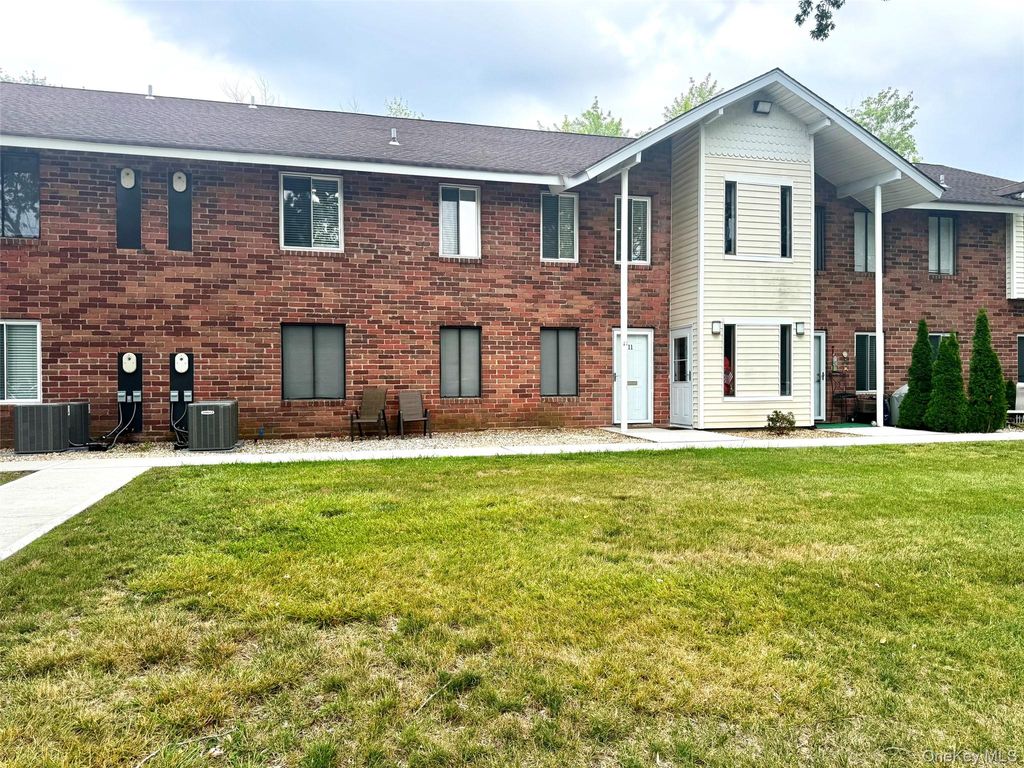 12 Denver Court d12, Coram, NY 11727
