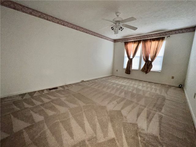 1108 Arrowhead Dr, South Strabane, PA 15301