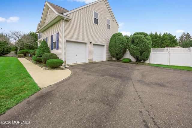 11 Clear Stream Court, Manchester, NJ 08759