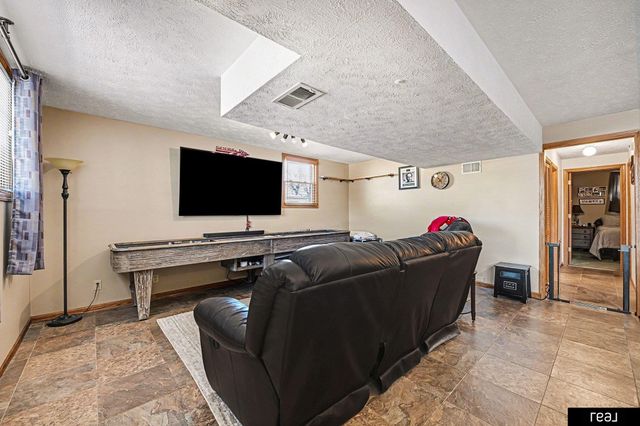 6605 S 86 Street, Omaha, NE 68127