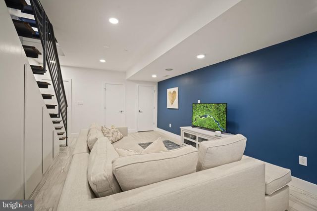 1216 CREASE ST, Philadelphia, PA 19125