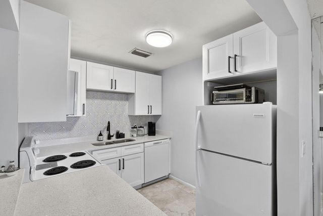 155 Windsor G, West Palm Beach, FL 33417