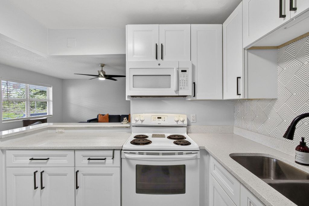 155 Windsor G, West Palm Beach, FL 33417