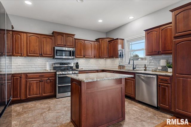 4800 LONGFELLOW Drive, Springfield, IL 62711