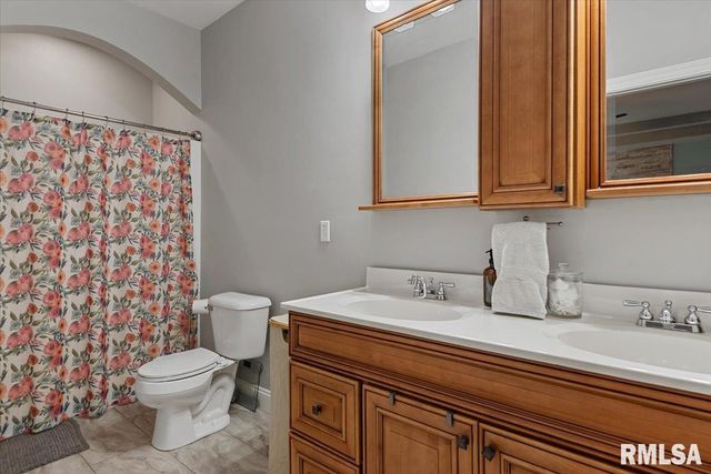 4800 LONGFELLOW Drive, Springfield, IL 62711