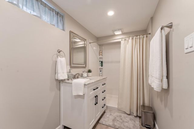 807 E Wahner PLACE, Bayside, WI 53217