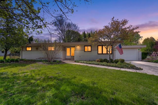 807 E Wahner PLACE, Bayside, WI 53217