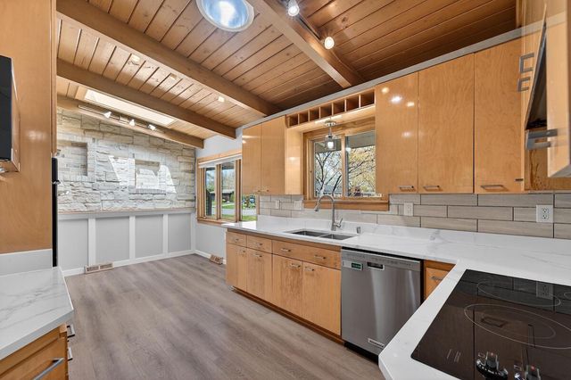807 E Wahner PLACE, Bayside, WI 53217