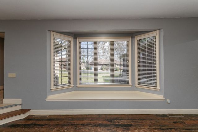 1202 W Glen Oaks Drive, Nixa, MO 65714