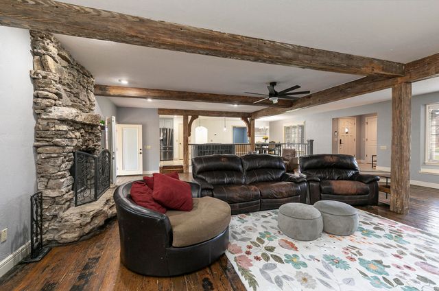 1202 W Glen Oaks Drive, Nixa, MO 65714